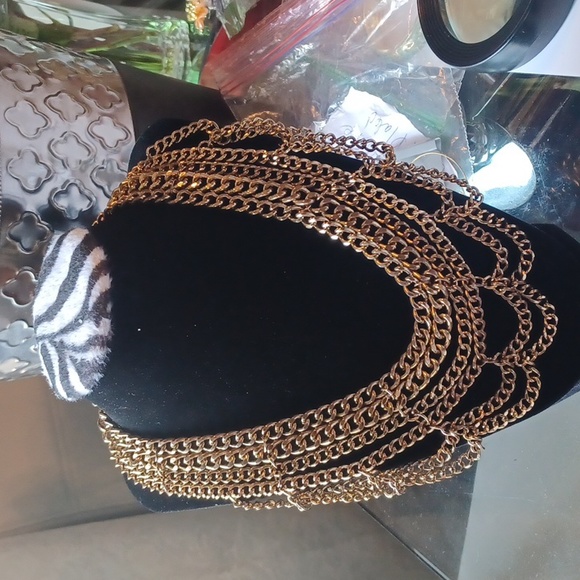 Jewelry - VINTAGE GOLDTONE NECKLACE